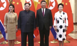 Bà Ri Sol-ju (trái) xuất hiện cùng chồng, Chủ tịch Triều Tiên Kim Jong-un, trong lễ đón tiếp tại Bắc Kinh do vợ chồng Chủ tịch Trung Quốc Tập Cận Bình và bà Bành Lệ Viện chủ trì. Ảnh: Tân Hoa Xã
