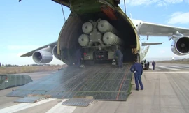 Máy bay Nga đưa "rồng lửa" S-400 đến Căn cứ Không quân Khmeimim ở Syria. Ảnh cắt từ video