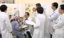 Các bác sĩ tiến hành hội chẩn trước ca ghép.