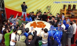 Chiếc bánh giầy kỷ lục nặng hơn 2 tấn được người dân Sầm Sơn làm vào đầu năm 2017. Ảnh: N.D.