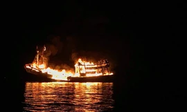 Tàu KG93218TS bốc cháy dữ dội trên biển (Ảnh do Đồn Biên phòng CKC An Thới cung cấp).