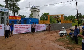 Người dân phản ứng việc ‘ngăn sông… cấm biển’, chặn lối lên xuống bãi biển. 