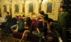 Hai nữ viên chức giáo dục bị bắt quả tang khi đang sử dụng chất ma túy tập thể trong quán karaoke.