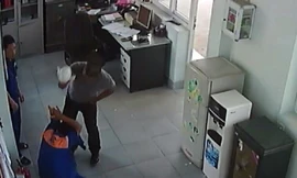 Cho rằng nhân viên cây xăng bơm xăng thiếu, đối tượng đã tấn công gây thương tích cho nhân viên này (ảnh QTV)