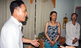 Ông Bùi Anh Quang (trái) xin lỗi vợ chồng ông Đằng. Ảnh: Nguyễn Khoa.