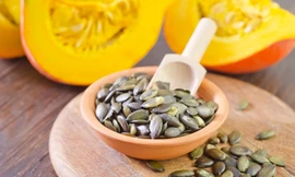 Trong 100 gram hạt bí chứa đến 1,2 gram protein. Ảnh: Theancientolive