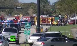 Nhiều xe cứu thương, cảnh sát... tập trung bên ngoài hiện trường vụ xả súng trường học. Ảnh cắt từ video