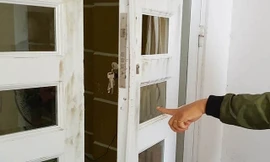 Cánh cửa chính nhà chị Ánh bị kẻ trộm phá.