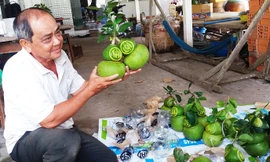 Khách hàng thích thú với sản phẩm của ông Võ Trung Thành.