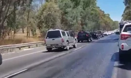 Đường cao tốc Hume chảy nhựa vì nắng nóng. Ảnh: Twitter