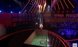 Lord Nil trói chặt tay chân, treo ngược mình "nhử" cá sấu.