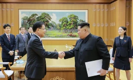 Phái đoàn Hàn Quốc gặp Chủ tịch Triều Tiên Kim Jong-un. Ảnh: AFP