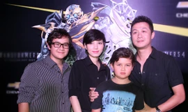 Lần hiếm hoi con trai lai Tây xuất hiện cùng MC Anh Tuấn 