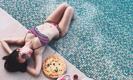 Phương Linh phô đường cong gợi cảm đáng ngưỡng mộ với áo tắm