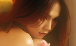 Ngọc Trinh hút ánh nhìn với khoảnh khắc lấy tay che vòng 1 lấp ló