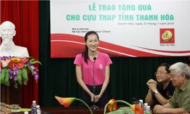 Người đẹp HHVN hát ‘Cô gái mở đường’ tặng cựu thanh niên xung phong