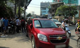 Xe dán logo ngành công an đỗ trước cổng Bệnh viện Từ Dũ. Ảnh: NLĐ