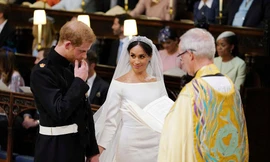 Khoảnh khắc Hoàng tử Harry rưng rưng nước mắt khi thấy cô dâu Meghan