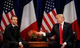 Tổng thống Pháp Emmanuel Macron (trái) trong lần gặp với người đồng cấp Mỹ Donald Trump. Ảnh: Reuters