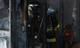 Nhân viên cứu hoả làm việc tại hiện trường vụ cháy bệnh viện. Ảnh: Reuters