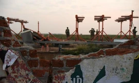 Bức tường bị máy bay đâm vỡ.