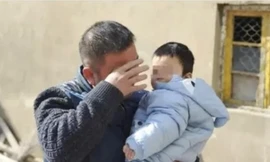 Một tù nhân xúc động ngày đoàn tụ gia đình. Ảnh minh họa