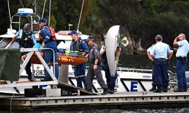 Đội cứu hộ tìm kiếm các thi thể nạn nhân vụ rơi thủy phi cơ. Ảnh: Reuters