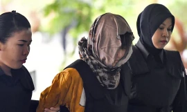 Đoàn Thị Hương bị áp giải đến toà.