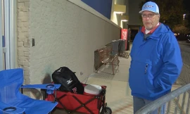 Ông Wren Powell xếp hàng chờ Black Friday suốt nhiều ngày.