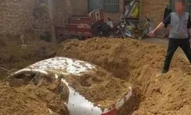 Người đàn ông chôn xe để che giấu bằng chứng gây tai nạn. Ảnh: SCMP