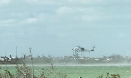 Trực thăng cứu hộ có mặt tại hiện trường vụ rơi máy bay chiến đấu. Ảnh: Twitter