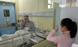 Bé Zhenzhen nỗ lực tăng cân để hiến tuỷ cứu cha. Ảnh: SCMP