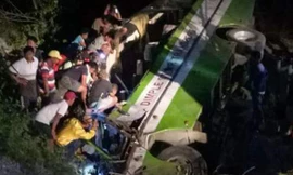 Hiện trường vụ tai nạn xe buýt. 