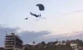 Khoảnh khắc hai dù lượn va chạm trên không.