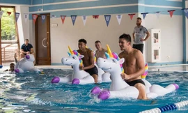 Ăn mừng chiến thắng, tuyển Anh đua 'kỳ lân' trong bể bơi