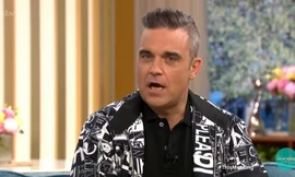 Robbie Williams giải thích về "ngón tay thối" trong chương trình "This Morning".