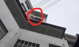 Hiện trường vụ mẹ ném con khỏi cửa sổ. Ảnh: SCMP