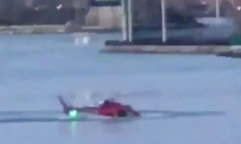 Chiếc trực thăng rơi xuống sông Đông khiến 2 người chết, 3 người nguy kịch. Ảnh cắt từ video