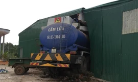 Chiếc xe bồn đâm xuyên qua nhà anh Vũ (ảnh: Hoàng Sơn)