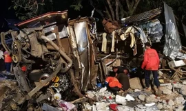 Vụ tai nạn giao thông thảm khốc xảy ra trên đoạn đường thuộc huyện Wang Nam Khieo, tỉnh Rakhon Ratchasima, vào tối ngày thứ Tư (21/3), The Nation đưa tin.