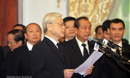 Tổng Bí thư Nguyễn Phú Trọng, Trưởng Ban Lễ tang đọc điếu văn tiễn đưa nguyên Thủ tướng Phan Văn Khải về nơi an nghỉ cuối cùng. (Ảnh: Thế Anh/TTXVN)