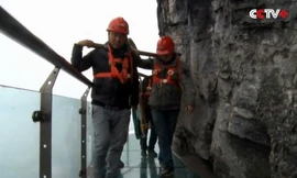 Thay đáy cầu kính bên rìa núi cao 1.400 mét ở Trung Quốc