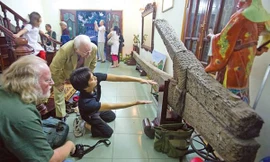 Các chuyên gia nước ngoài đến từ Mỹ, Australia, Canada, Nhật Bản nghiên cứu về mỏ neo. Ảnh: Lại Tấn