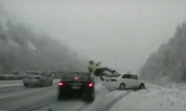 Bị ô tô tông bay lên trời, viên cảnh sát may mắn sống sót