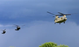 Trực thăng vận tải Chinook (trước) đang huấn luyện cùng 2 chiếc Black Hawk. Ảnh minh hoạ