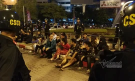 Gần 50 thanh niên uống trà đá giữa ngã tư bị lực lượng chức năng đưa về đồn. Ảnh: VietNamNet