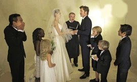 6 đứa trẻ nhà Jolie-Pitt hạnh phúc trong đám cưới của bố mẹ.