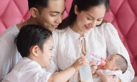 Khánh Thi khoe ảnh gia đình hạnh phúc, lần đầu lộ mặt con gái út
