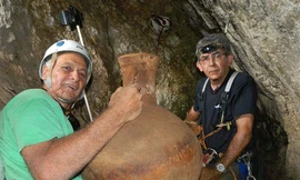 Tiến sĩ Danny Syon (bên phải) và Tiến sĩ Yinon Shivtiel và chiếc bình gốm . Ảnh: jewishpress.com