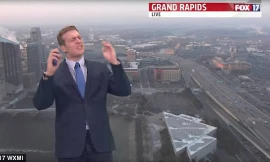 Dẫn chương trình Garry Frank cáu bẳn trên sóng bản tin thời tiết.